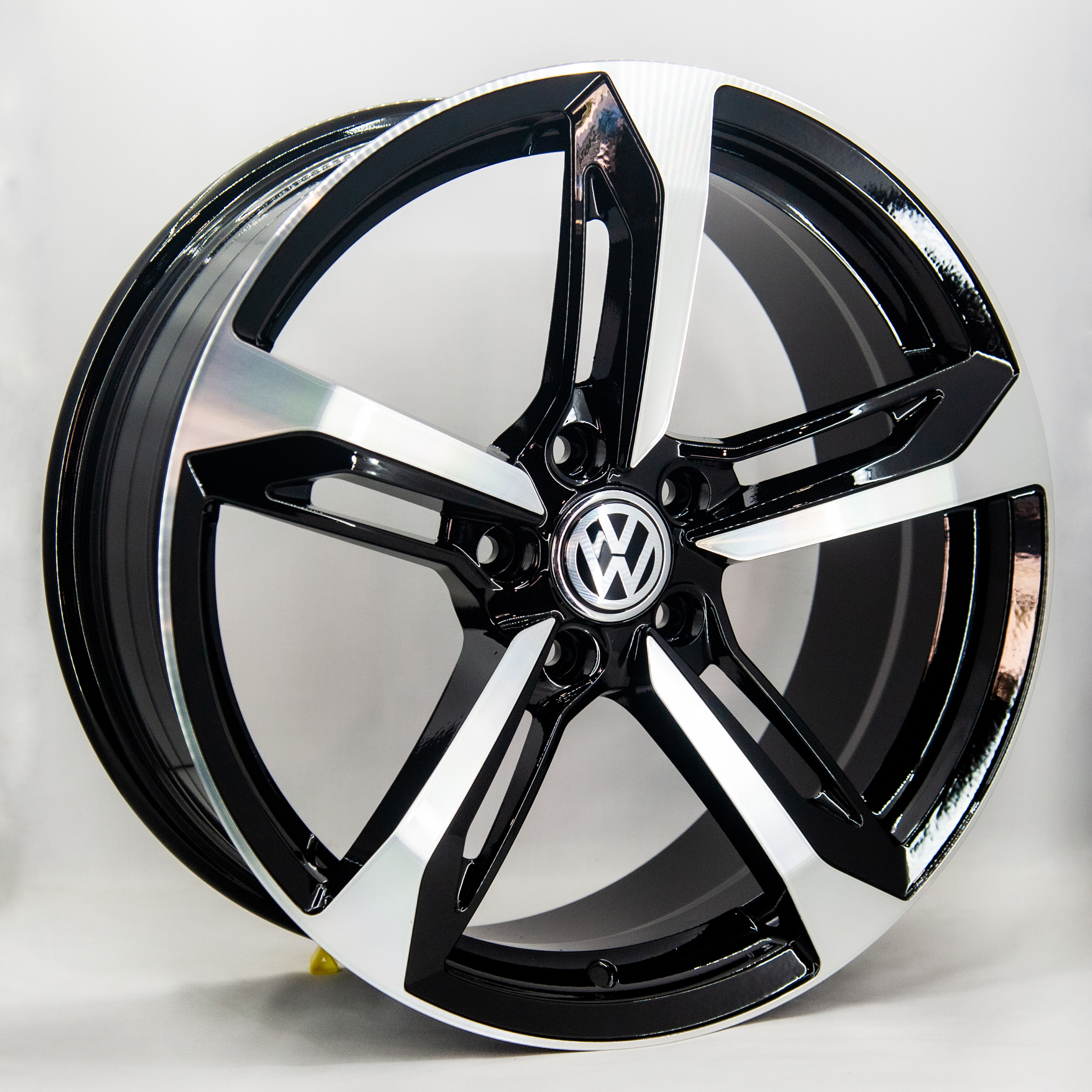 Volkswagen GT DX219 8x18 5x112 ET38 DIA 57.1 MB